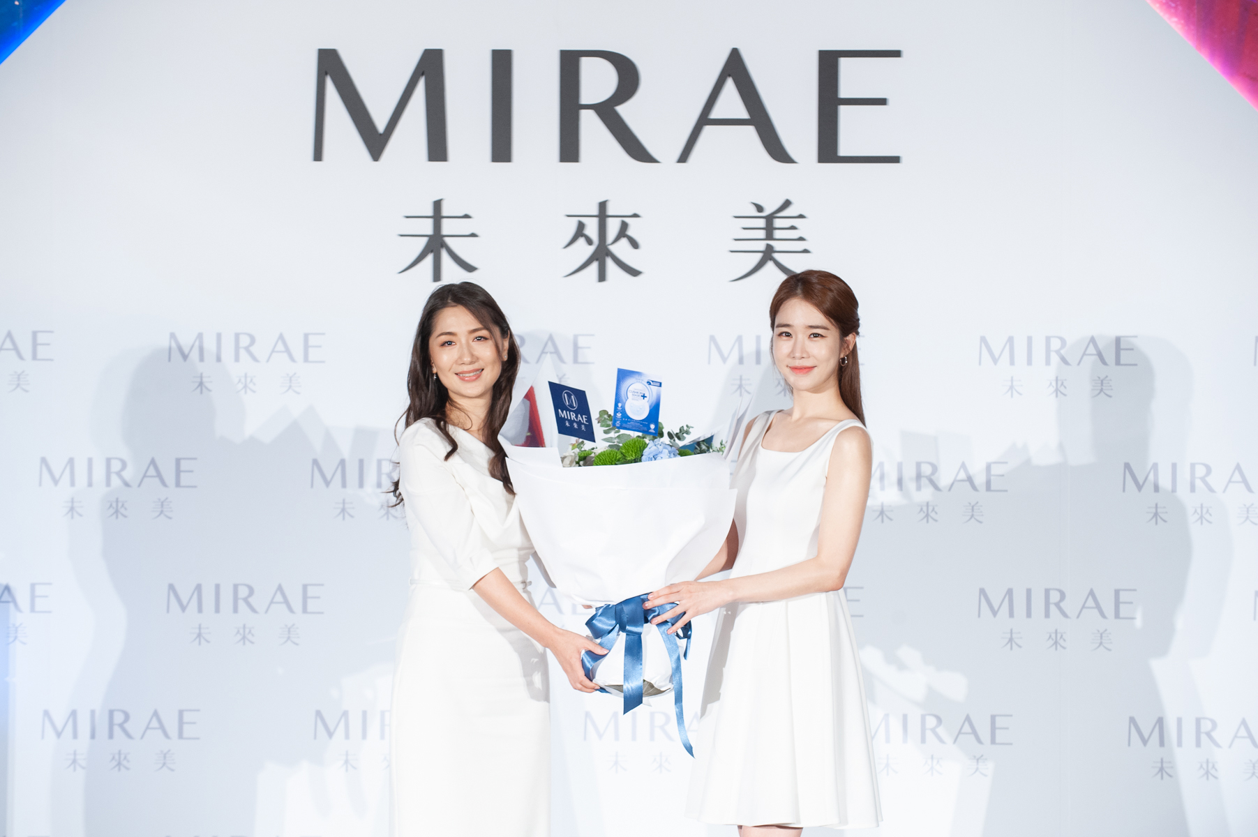 未來美董事長胡蕙郁代表獻花 歡迎全新代言人劉寅娜來台-2 未來美董事長胡蕙郁代表獻花 歡迎全新代言人劉寅娜來台-2